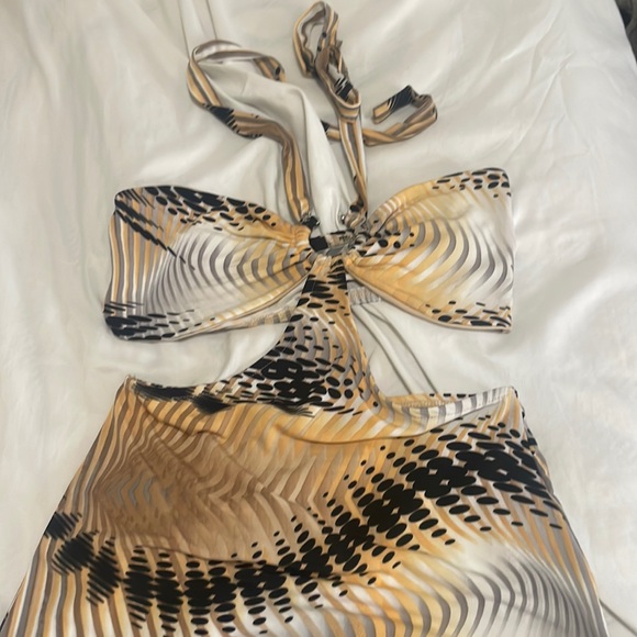 CUT OUT DRESS - Picture 2 of 3